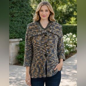 Leo & Nicole 3 Women’s magnetic button Sweater! Med